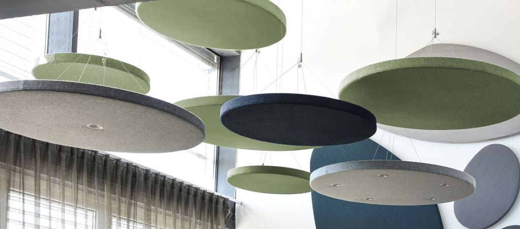 Wand- und Deckenabsorber reduzieren die Nachhallzeit