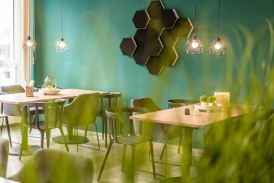 Workcafé mit einer kreativen Wandakustiklösung