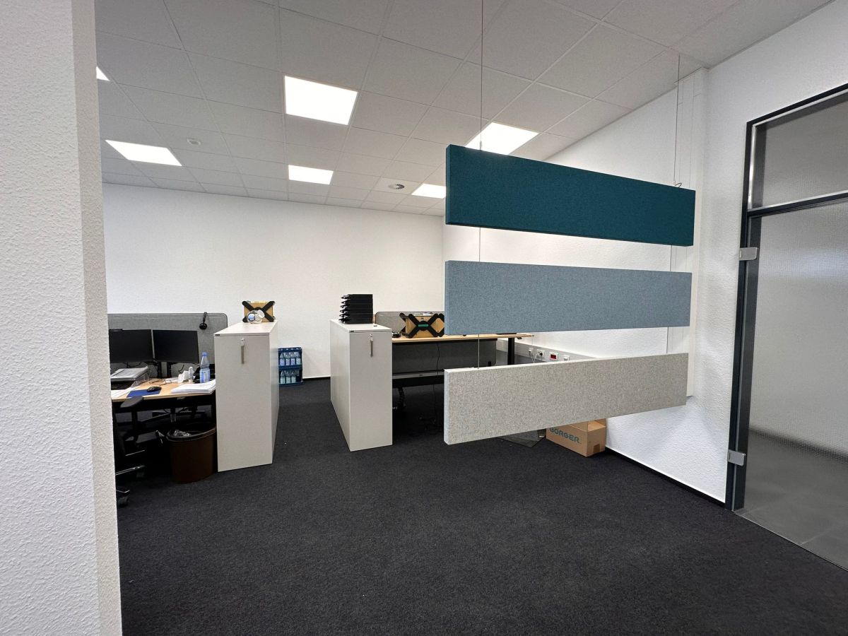 Die Montage von Akustikelementen erfodert viel handwerkliches Geschick