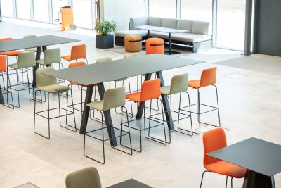 Hochtischlösungen für Pausen, Meetings, Teamwork