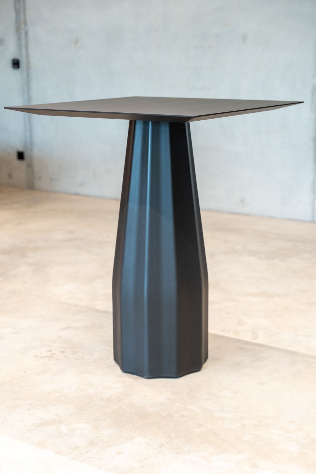 Hochwertiger und flexibler Hochtisch. Eine ideale Verbindung von Modernität und Innovation