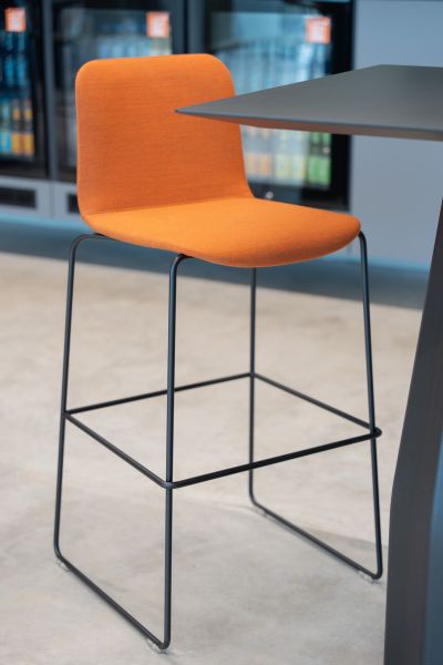 Barhocker ergänzen sowohl den Wohn- als auch den Objektbereich und schaffen Raum für eine lockere Kommunikation