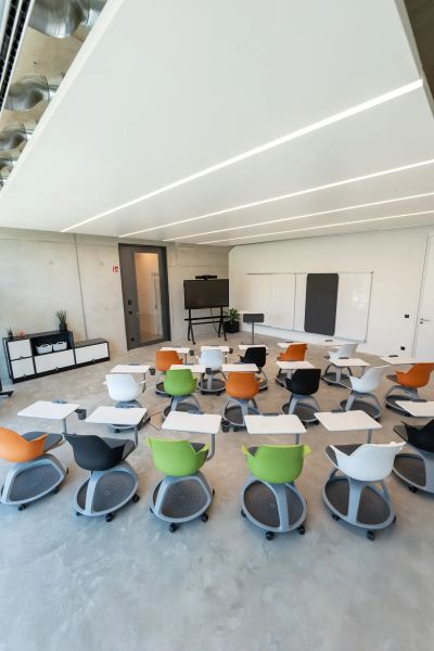 Flexibel und anpassungsfähig - Der Seminarstuhl der sich perfekt an die Bedürfnisse der Teilnehmer anpasst