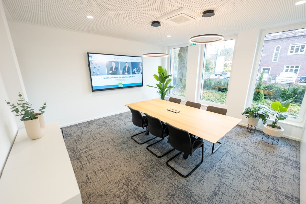 Moderne Medientechnik, eine klare Möblierung und eine angenehme Akustik sorgen dafür, dass Gespräche strukturiert ablaufen