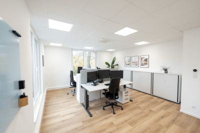 Arbeitsplätze in ruhiger, klarer Architektur