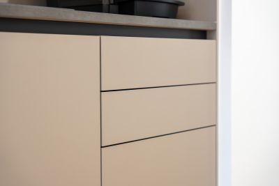 Als Rückzugsort fügt sich die Teeküche als zentrales Element in die Raumarchitektur