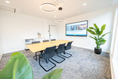 Moderne Medientechnik, eine klare Möblierung und eine angenehme Akustik sorgen dafür, dass Gespräche strukturiert ablaufen