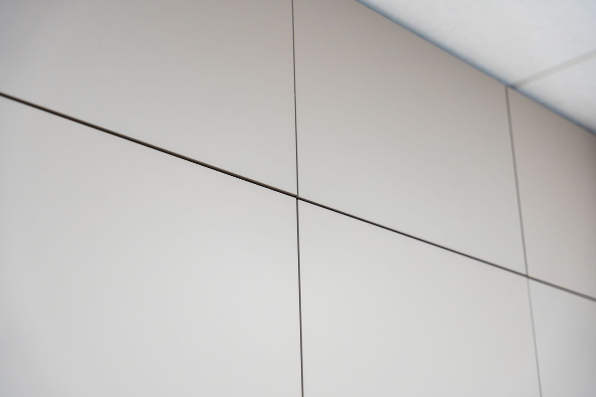 Die Küche fügt sich als zentrales Element selbstverständlich in die Raumarchitektur ein