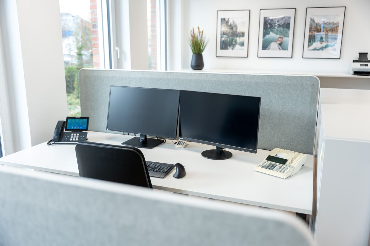 Akustik-Trennwände strukturieren die Doppelarbeitsplätze