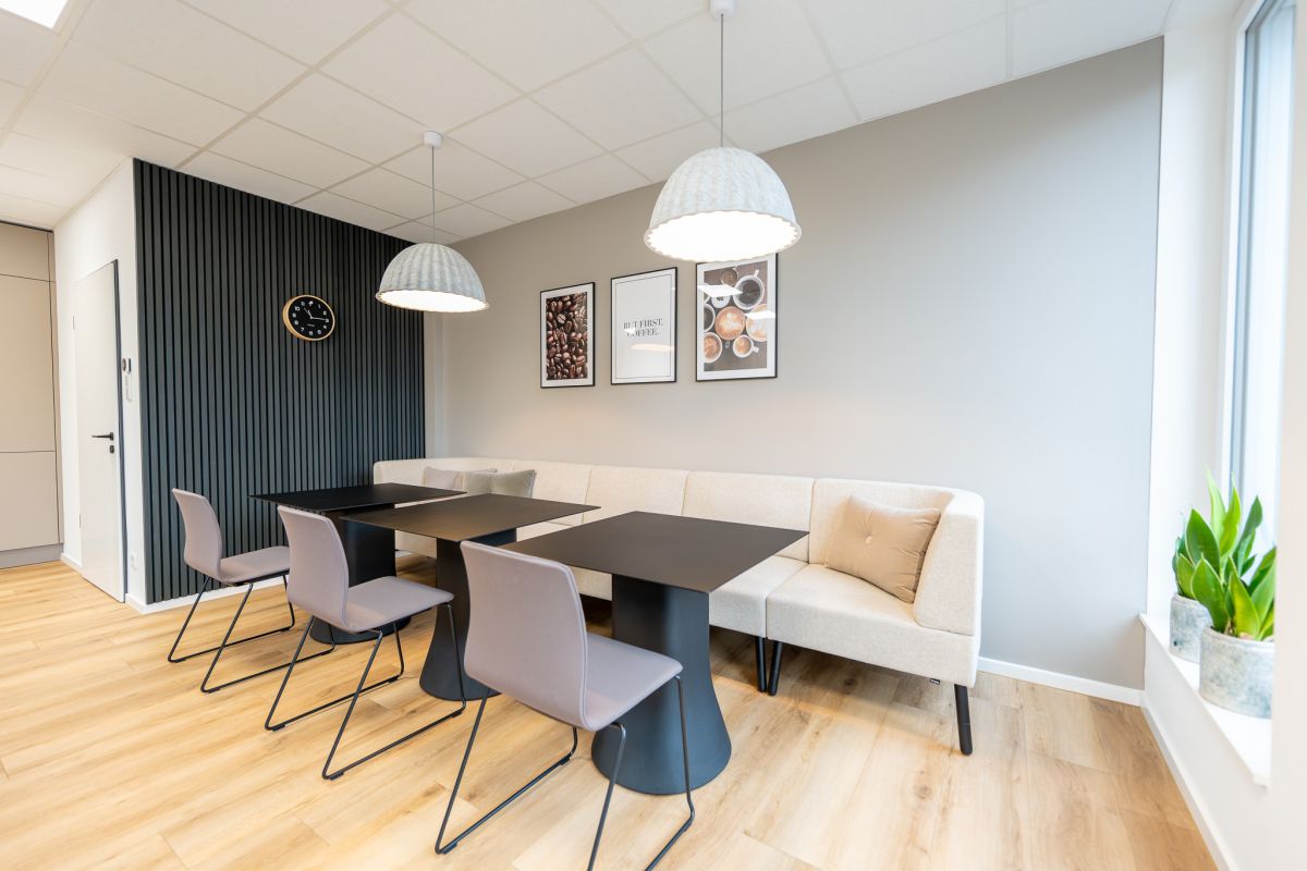 Die Möblierung in harmonischen, gedeckten Tönen