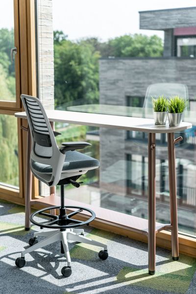 Counterstuhl mit Stehtisch vor bodentiefem Fenster