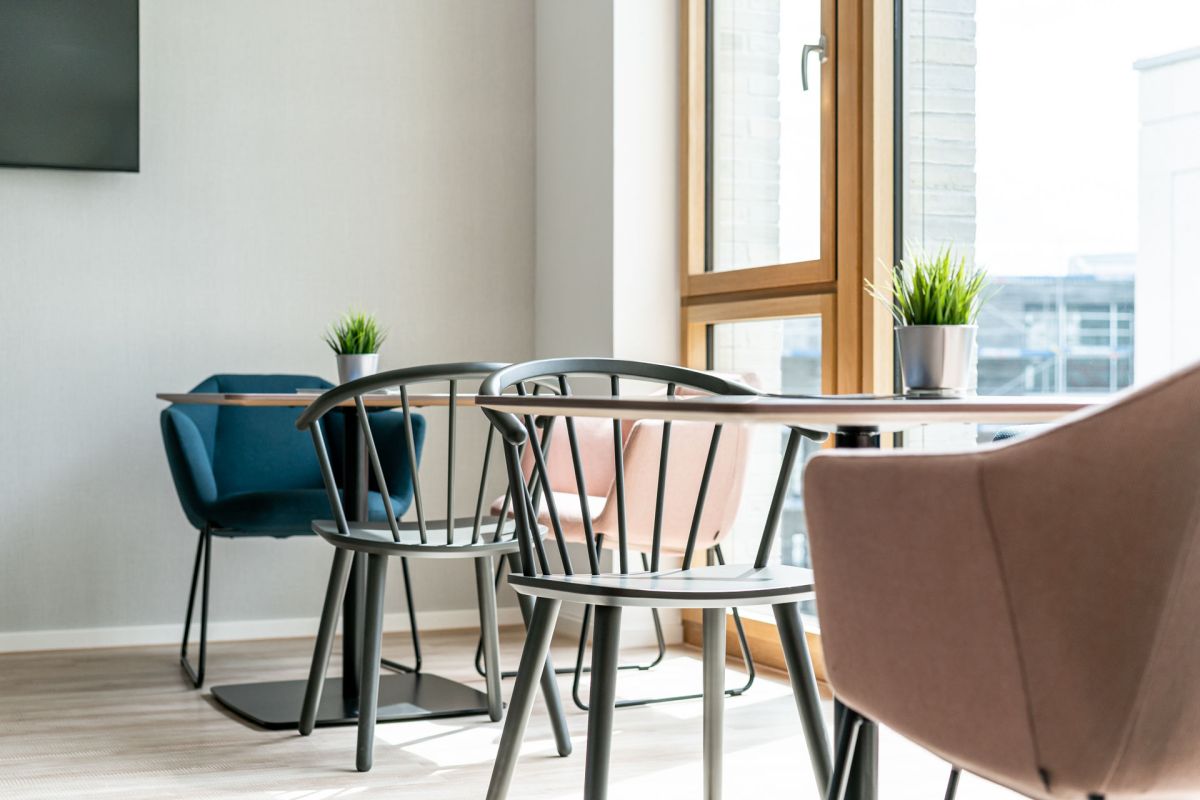 Work Café mit unterschiedlichen Sitzmöglichkeiten