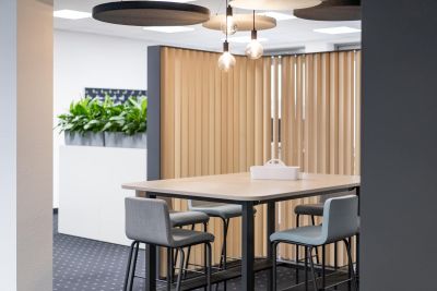 Lamellentrennwand aus Holz als moderner Raumteiler