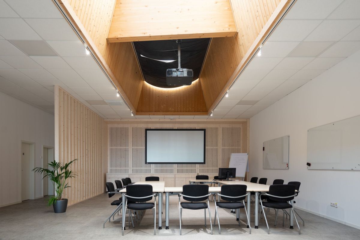 Konferenz- und Schulungsbereich mit Medientechnikausstattung