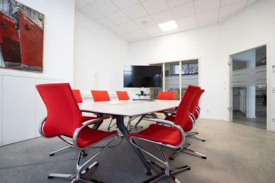 Konferenzraumlösung mit mobile Medien- und Konferenzraumtechnik