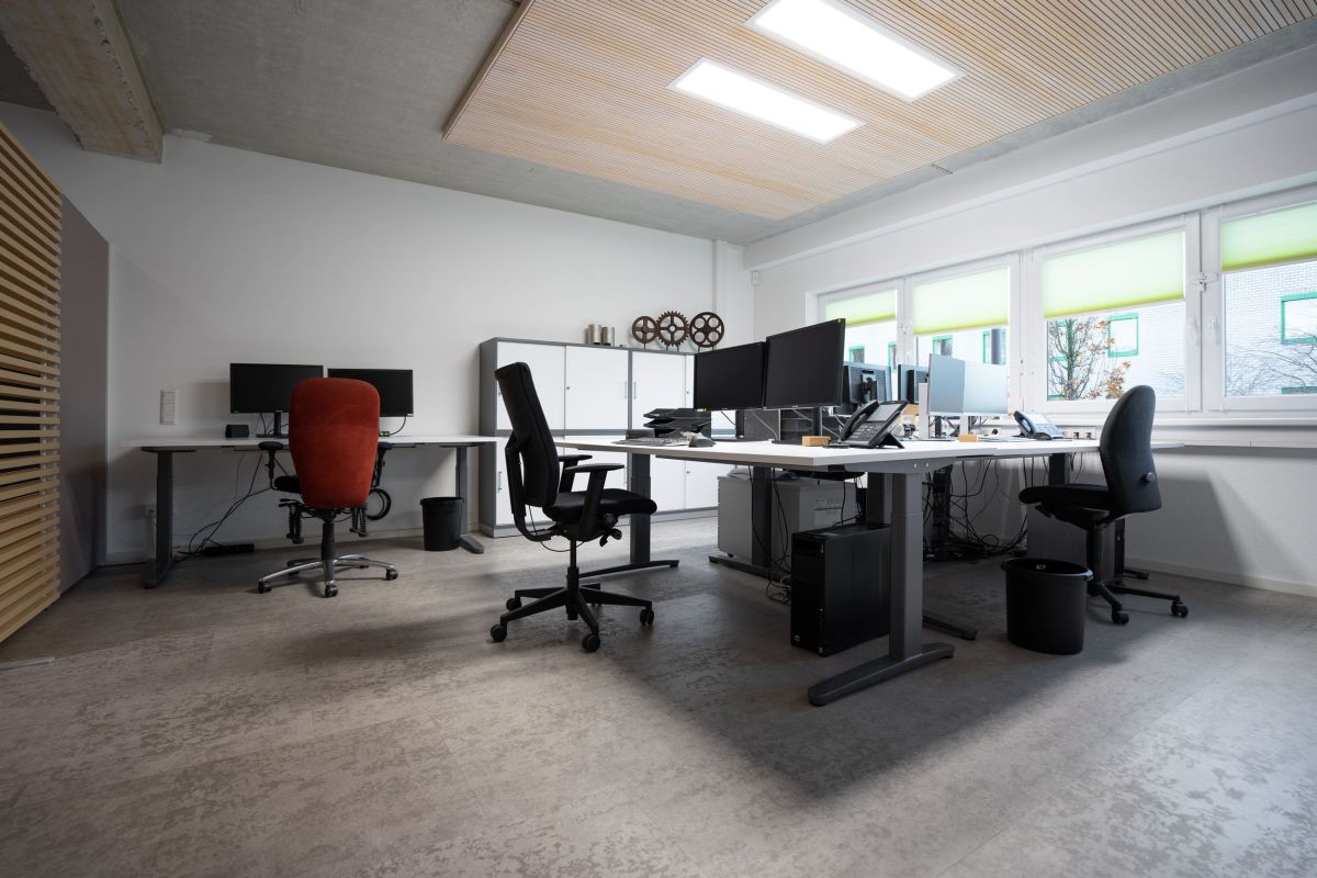 Ergonomische Teamarbeitsplatzlösung mit Stauraum