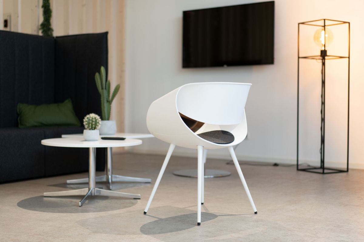 Empfangsbereich mit Highbacksofa, Loungesessel und Beistelltisch