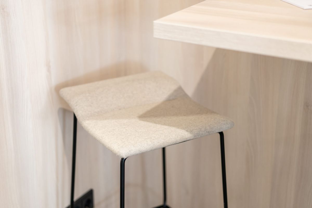 Minimalistischer Hocker der hervorragend zu allen übrigen Möbelstücken passt