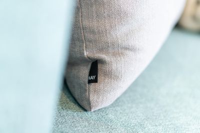 Zusätzliche Accessoires wie Kissen runden den Wohlfühlfaktor für die Mitarbeitenden ab