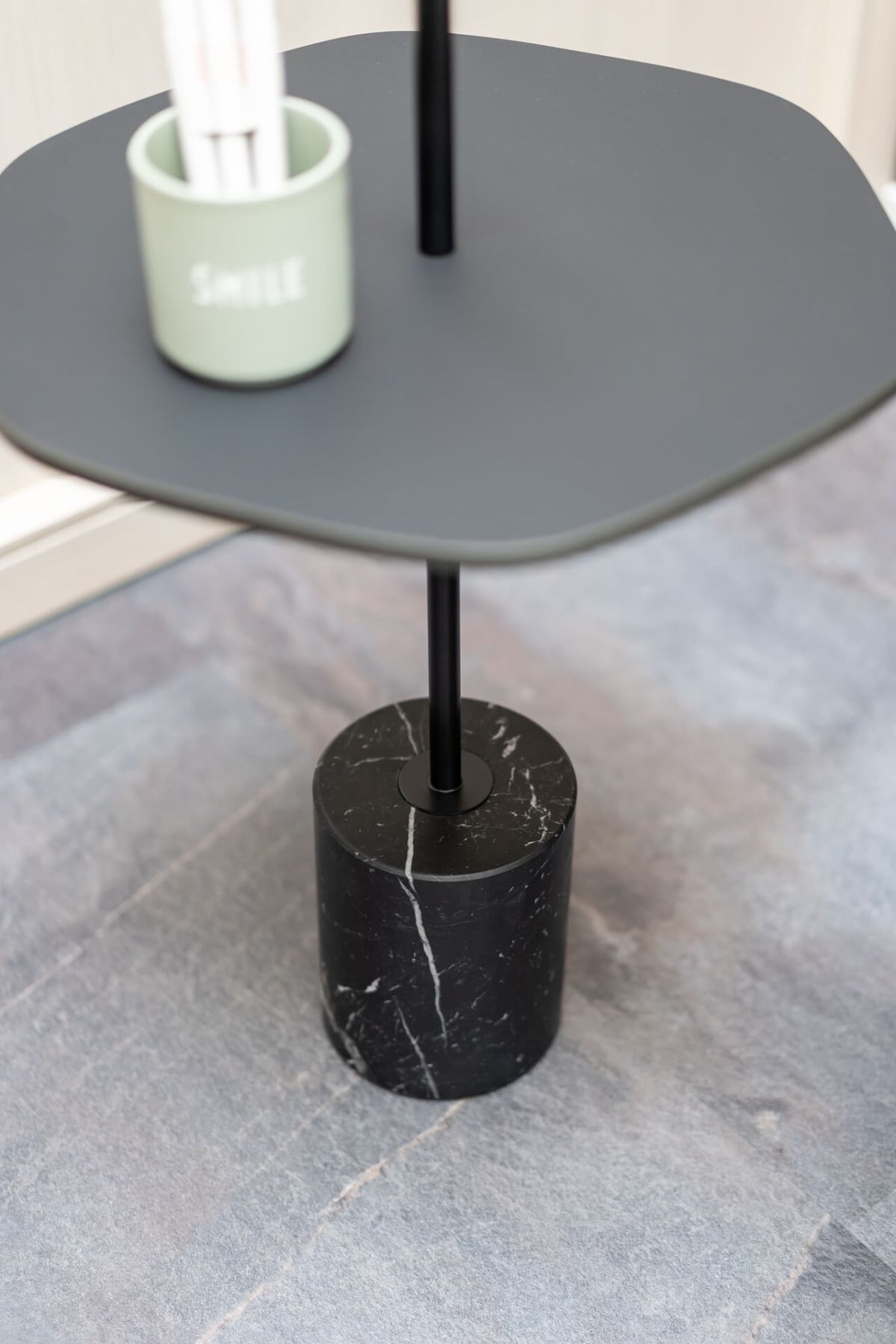 Beistelltisch mit Marmorfuß