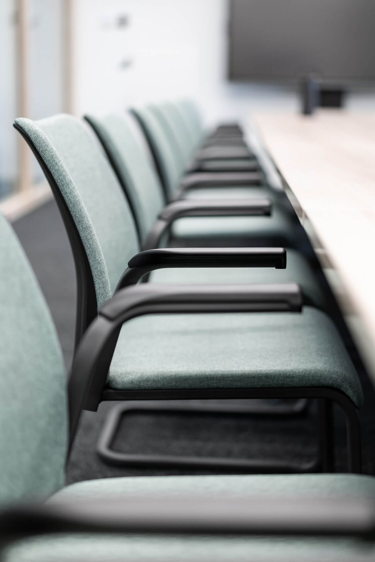 Bequeme und vielseitige Besucherstühle, die sich optimal für Konferenzen und spontane Besprechungen eignen