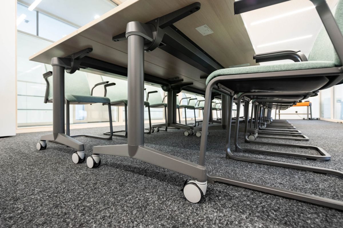 Flexibel geplanter Konferenztisch sorgt für Mobilität und Anpassungsfähigkeit