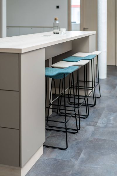 Hochtischlösung mit Barhocker für Meeting-Points, Sozialräume und weitere Bereiche