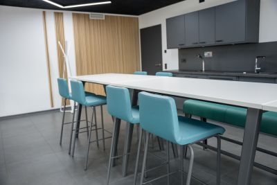 Wertschätzender Mitarbeiterpausenraum mit Teeküche