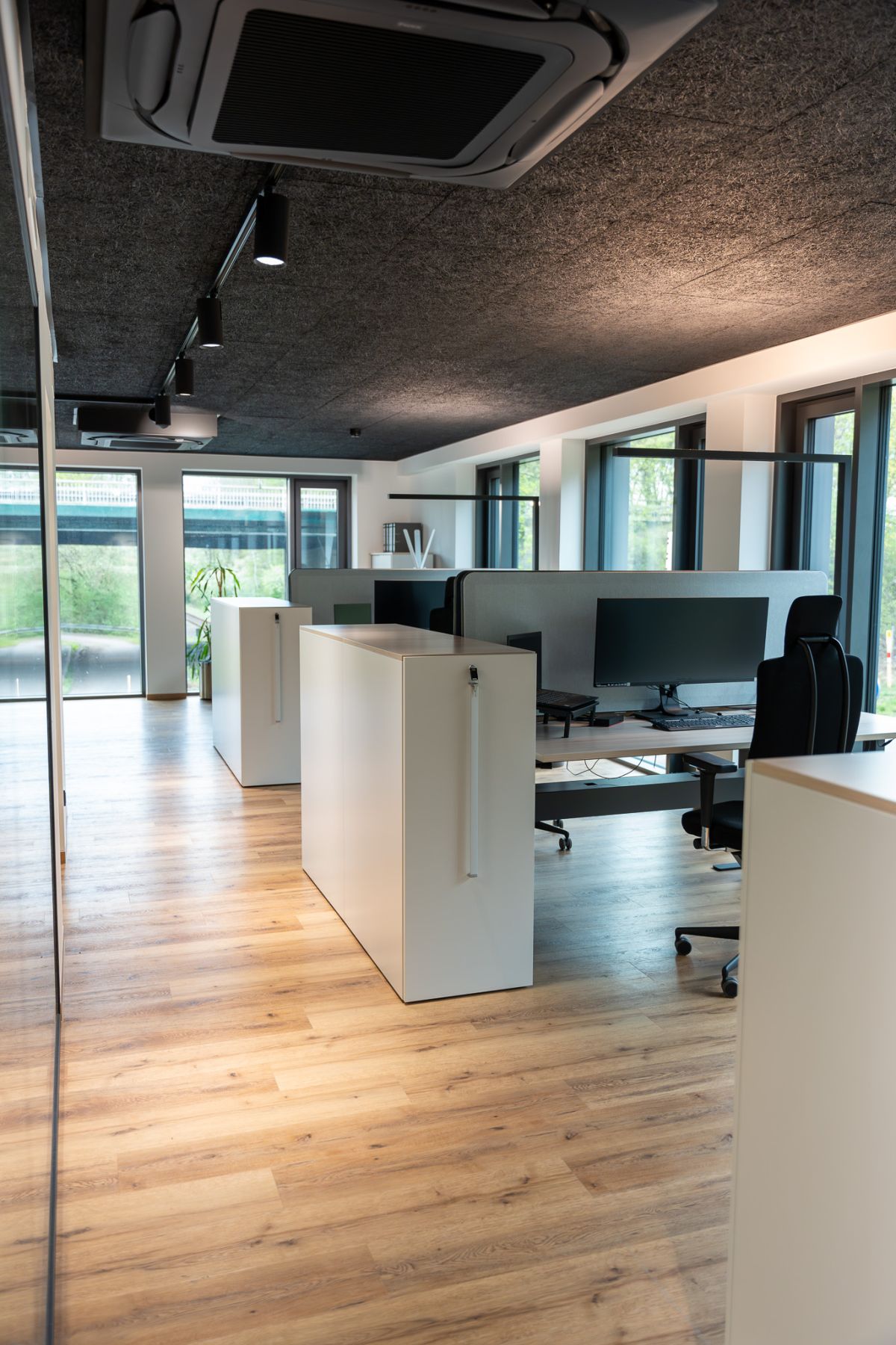 Die Büroflächen bieten ergonomische Arbeitsplätze mit optimaler Beleuchtung