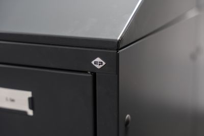 Abschließbare Fächer bieten Stauraum für persönliche Gegenstände