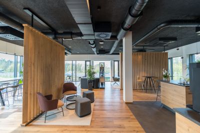 Modernste, offene Arbeitsbereiche mit Work Café
