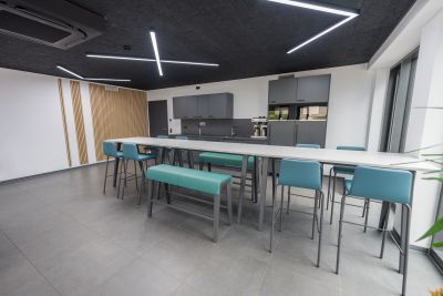 Mitarbeiterküche mit Hochtischlösung für die gemütliche Pause