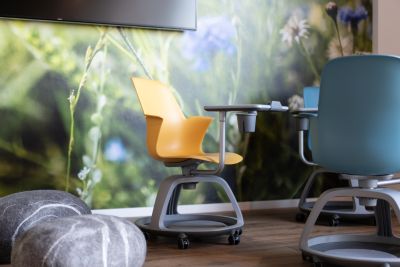 Flexible Seminarstühle mit Stauraummöglichkeit