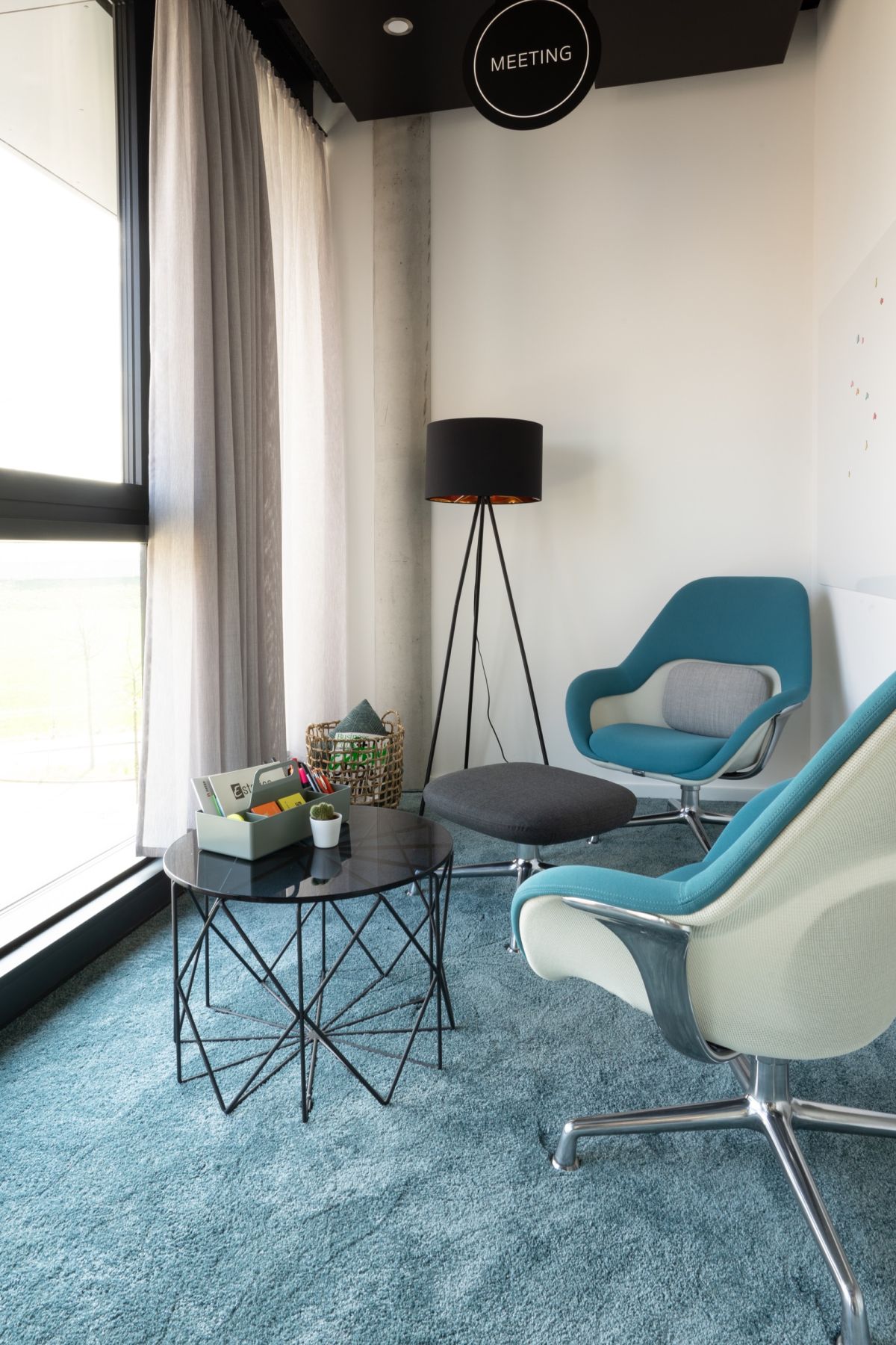 Bequeme Loungsessel für fokussiertes Arbeiten und Netzwerken