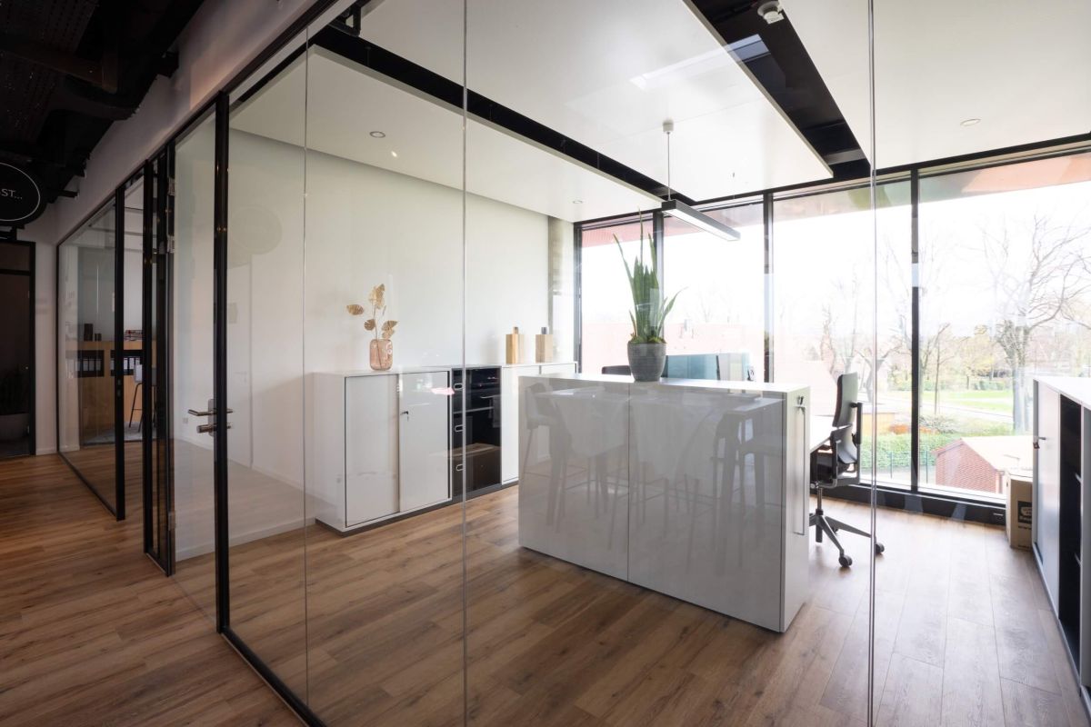 Großzügiger vollausgestatteter Doppelarbeitsplatz mit reichlich Stauraum