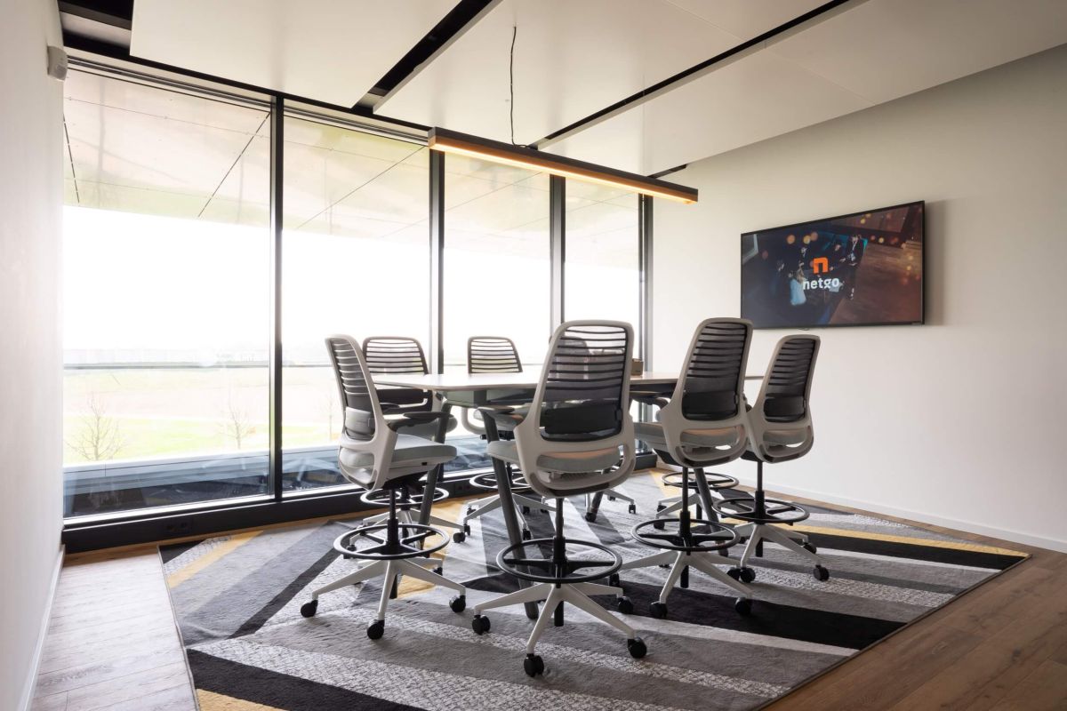 Besprechungslösung mit Hochtisch, Counterstühle und Medientechnik