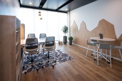 Steh-Sitzplätze bieten einen agilen Besprechungsbereich