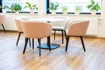 Loungemöbel, Pflanzen, Akustikmodule und Ambientebeleuchtung schaffen Ruhe und Wohlbefinden