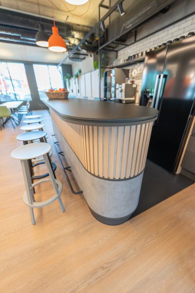 Die stylische Theke bietet ideale Bedingungen zum Netzwerken