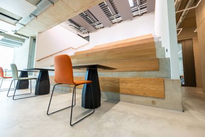 Das moderen Work Café bietet nicht nur Raum für Pausen sondern dient auch als Eventfläche