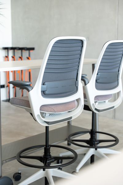 Der Schulungsraum überzeugt mit seinen ergonomischen Arbeitsstühlen