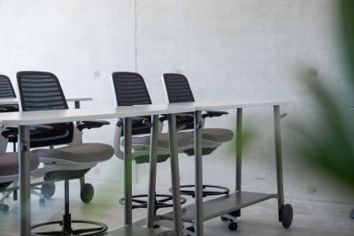 Die Arbeitstühle für die Seminarräume bieten ein hohes Maß an Ergonomie