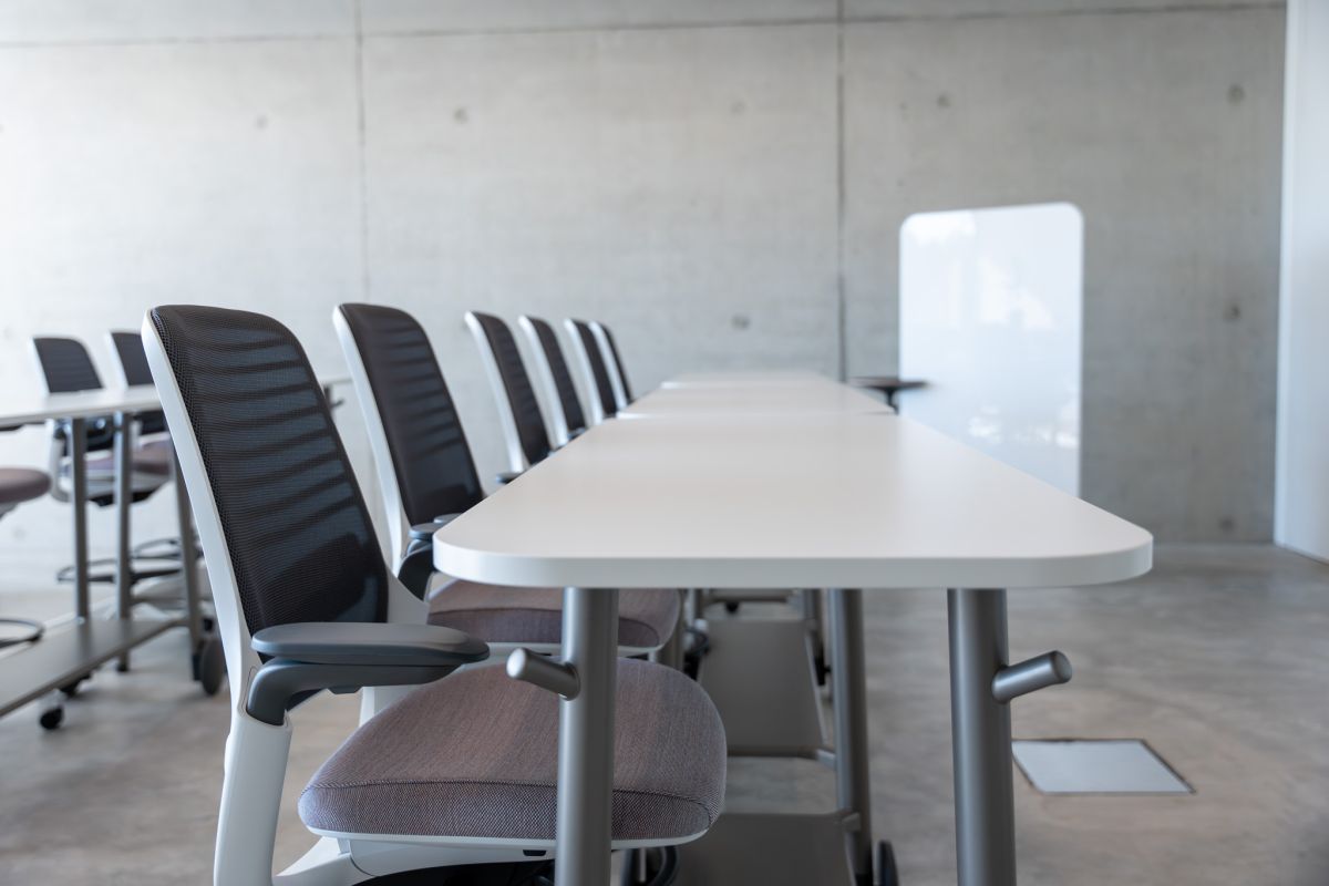 Die Arbeitstühle für die Seminarräume bieten ein hohes Maß an Ergonomie