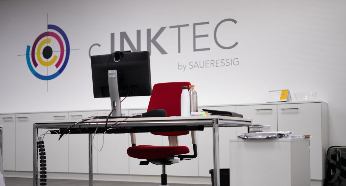 Einzelarbeitsplatz mit Stauraumlösung