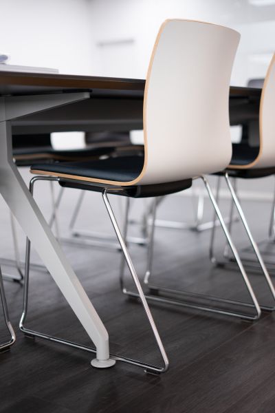Geradliniger Konferenzstuhl mit Sitzkissen und Kufengestell