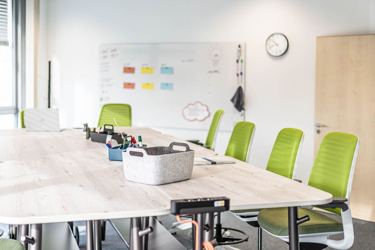 Counterstuhllösung mit flexiblen Hochtischen