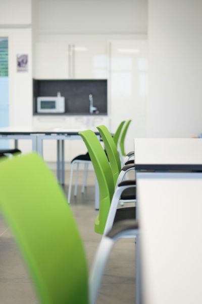 Schulungsraum mit flexiblen Stapelstühlen