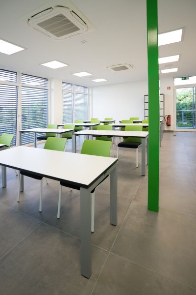 Geradliniger Schulungsraum mit leichten und stapelbaren 4-Fuß-Stühlen