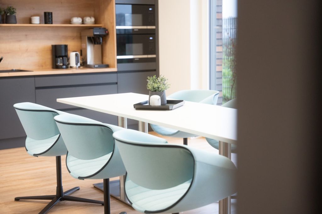 Eine moderne Büroeinrichtung, persönlich und auf Augenhöhe