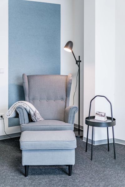 Sessel mit Hocker und Beistelltisch